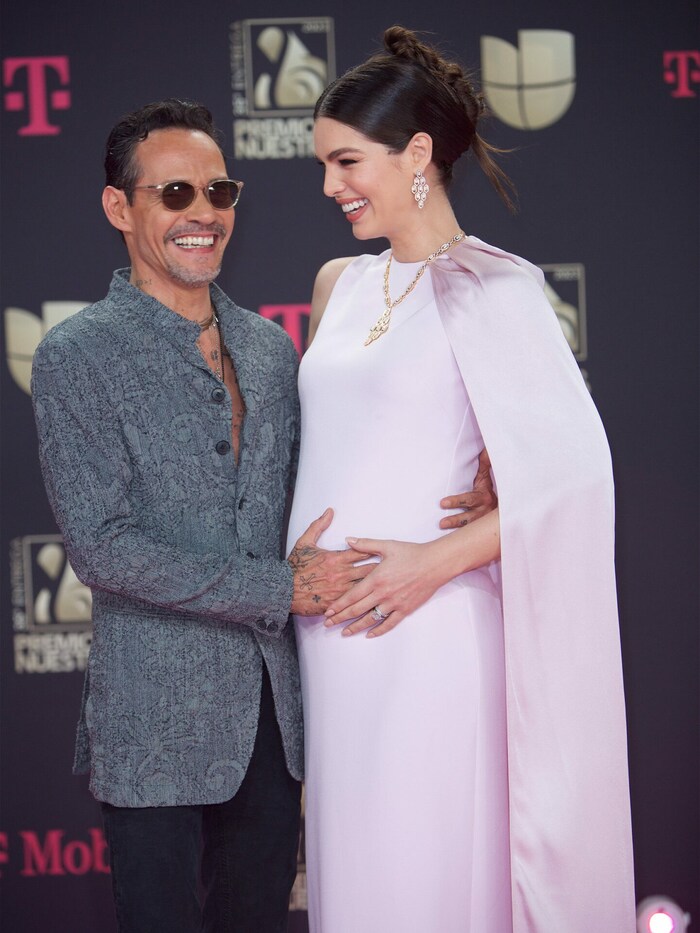 Marc Anthony und Ehefrau Nadia Ferreira besuchen die 35. „Lo Nuestro Awards“ in Miami.