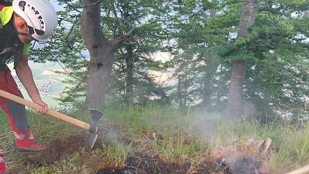 Ein Wanderer hatte am Montagabend einen Waldbrand am Untersberg bemerkt. (Bild: Freiwillige Feuerwehr Grödig)