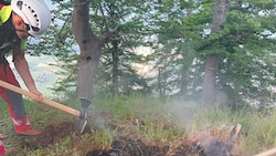 Ein Wanderer hatte am Montagabend einen Waldbrand am Untersberg bemerkt. (Bild: Freiwillige Feuerwehr Grödig)