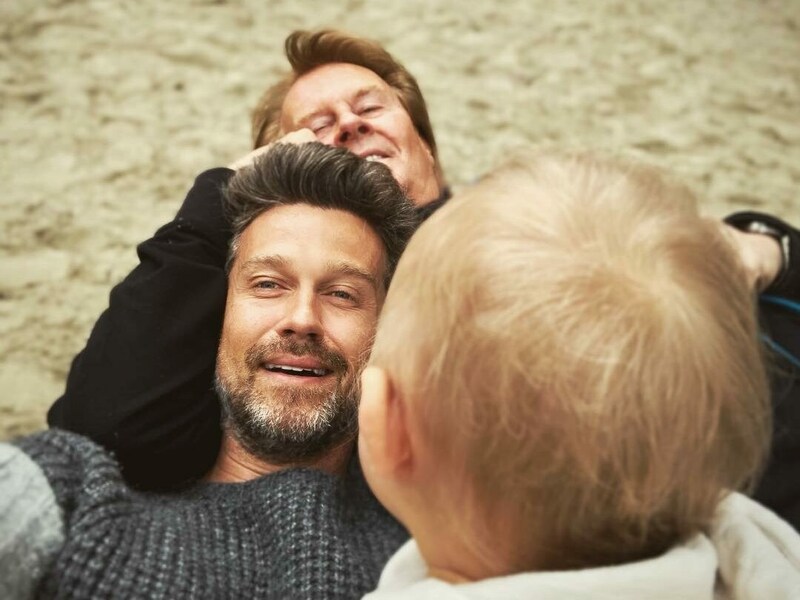 Auf diesem zuckersüßen Schnappschuss ist Howard mit seinem Sohn Wayne und Enkelsohn Mads zu sehen. Heute kann der Musiker wieder lachen. (Bild: www.viennareport.at)