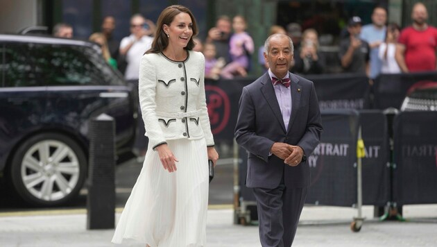 Prinzessin Kate zog bei der Wiedereröffnung der National Portrait Gallery alle Blicke auf sich. (Bild: APA/AP Photo/Kin Cheung)