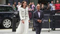 Prinzessin Kate zog bei der Wiedereröffnung der National Portrait Gallery alle Blicke auf sich. (Bild: APA/AP Photo/Kin Cheung)