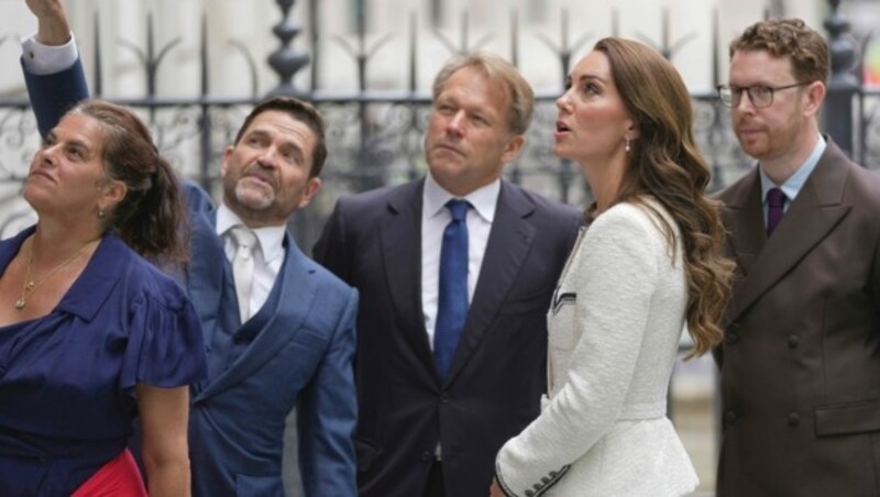 Kate lauschte interessiert den Ausführungen zur Renovierung der National Portrait Gallery in London. (Bild: APA/AP Photo/Kin Cheung)