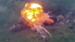 Drohnenaufnahmen zeigen, wie aus einem russischen Uralt-Panzer unweit einer ukrainischen Stellung ein riesiger Feuerball wird. Hier erfahren Sie, welche Taktik dahinter steckt. (Bild: twitter.com)