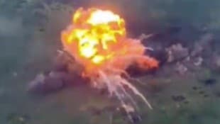 Las imágenes de un dron muestran un antiguo tanque ruso que se convierte en una enorme bola de fuego no muy lejos de una posición ucraniana.  Aquí está la táctica detrás de esto.  (Imagen: twitter.com)