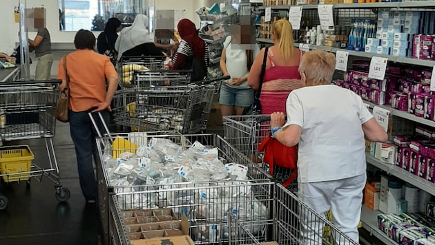 Im Sozialmarkt des Hilfswerks in der Neustiftgasse wird der Andrang stetig größer. (Bild: Wiener Hilfswerk, Krone KREATIV)