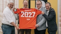 Das Osttiroler Unternehmen sponsert auch den deutschen Bundesligisten Mainz 05. Im Bild von links: iDM-GF Hans-Jörg Hoheisel, Marketingleiter Christian Hutter, David Schössler (FSV Mainz) und Chef Manfred Pletzer. (Bild: iDM/Steiner)