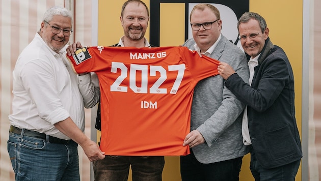 Das Osttiroler Unternehmen sponsert auch den deutschen Bundesligisten Mainz 05. Im Bild von links: iDM-GF Hans-Jörg Hoheisel, Marketingleiter Christian Hutter, David Schössler (FSV Mainz) und Chef Manfred Pletzer. (Bild: iDM/Steiner)