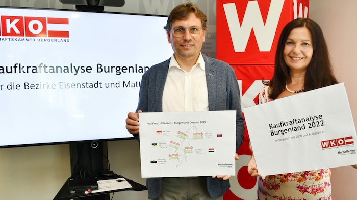  Obleute Eckhardt und Nechansky mit der Kaufkraftstudie.