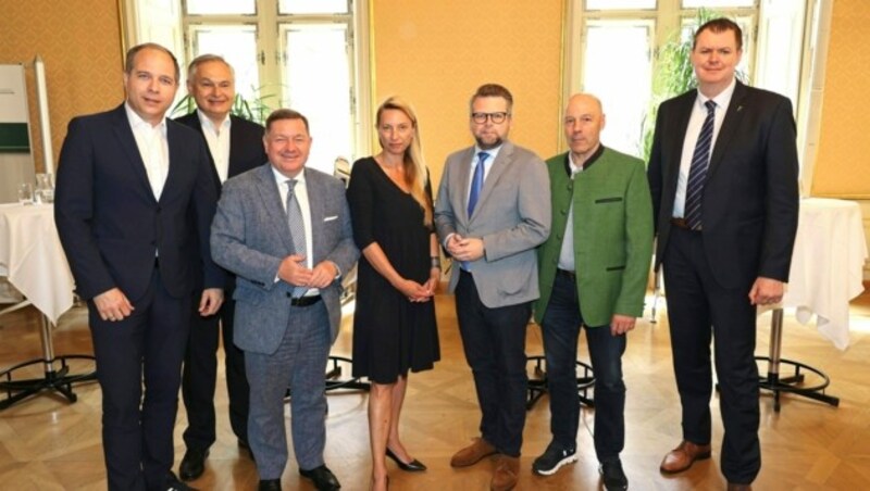 Betriebsrat Michael Tripolt, Kages-Chef Gerhard Stark, Landesrat Werner Amon, Landesrätin Juliane Bogner-Strauß, SPÖ-Klubobmann Hannes Schwarz, Koordinator Erich Schaflinger und Kages-Vorstand Ulf Drabek präsentierten das Spitalspaket. (Bild: Christian Jauschowetz)