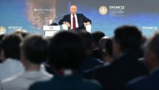 Putin bei dem Wirtschaftsforum in St. Petersburg (Bild: AFP)