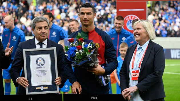 Cristiano Ronaldo wird mit einem Eintrag ins Guinness Buch der Rekorde geehrt. (Bild: APA/AFP/Halldor KOLBEINS)