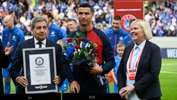 Cristiano Ronaldo wird mit einem Eintrag ins Guinness Buch der Rekorde geehrt. (Bild: APA/AFP/Halldor KOLBEINS)