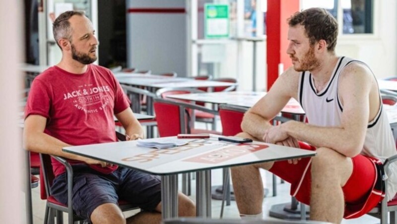 Jakob Pöltl (re.) im Gespräch mit „Krone“-Redakteur Florian Gröger. (Bild: urbantschitsch mario)