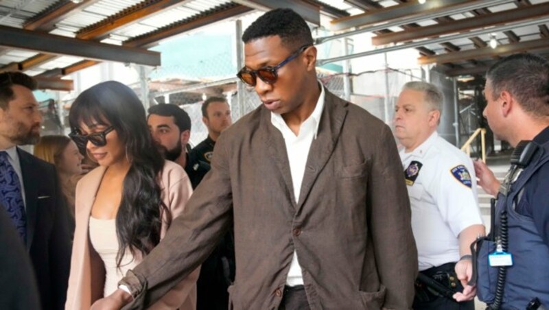 Jonathan Majors und Meagan Good beim Verlassen des Gerichts nach der Anhörung. (Bild: APA/AP Photo/Mary Altaffer)
