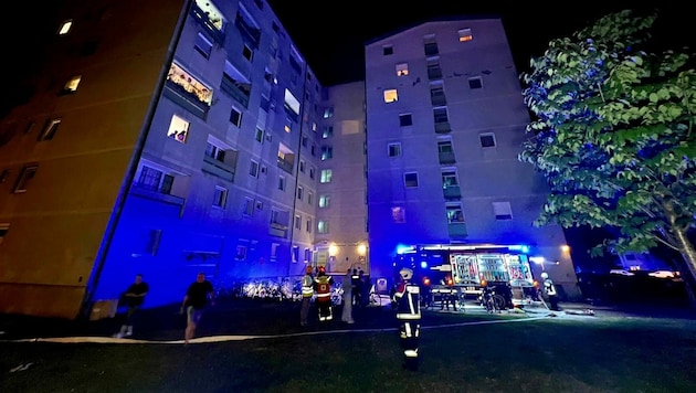 Die Salzburger Berufsfeuerwehr musste am Dienstag gegen 23 Uhr zu einem Brand in der Bessarabierstraße ausrücken (Bild: Markus Tschepp)