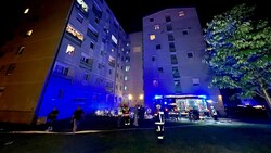 Die Salzburger Berufsfeuerwehr musste am Dienstag gegen 23 Uhr zu einem Brand in der Bessarabierstraße ausrücken (Bild: Markus Tschepp)