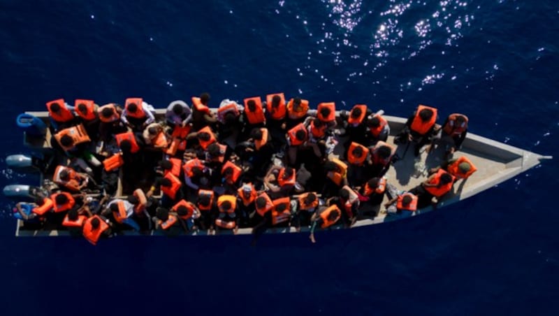 Viele Menschen flüchten aus ihrer Heimat - auch per Boot. (Bild: Copyright 2023 The Associated Press. All rights reserved)