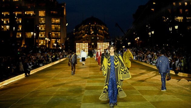 Pharrell Williams verwandelte für seine erste Louis-Vuitton-Show den Pont Neuf in Paris in einen gigantischen Laufsteg. (Bild: APA/AFP/JULIEN DE ROSA)