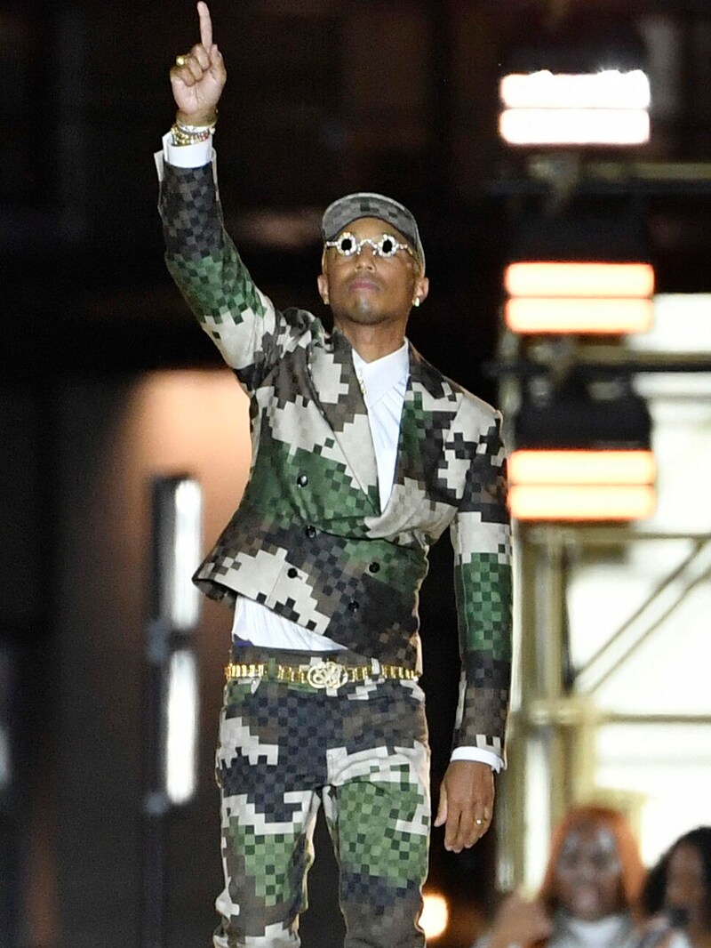 Pharrell Williams ließ sich nach seinem Fashion-Debüt vom Publikum feiern. (Bild: APA/AFP/JULIEN DE ROSA)