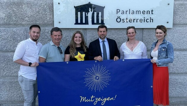 Vor kurzem hat die Bürgerinitiative eine Mahnwache vor dem Parlament abgehalten und beim Übergeben einer Unterschriftenliste auch den Obmann des Petitionsausschusses, Michael Bernhard (NEOS) getroffen. (Bild: Rechte für Sternchenmamas)