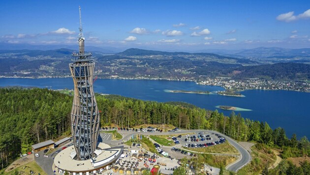 Bürgermeister Gerhard Oleschko brachte den Mitarbeiterinnen des Pyramidenkogels zum Dank eine Torte. (Bild: Mag. Gert Steinthaler, all Rights reserved)