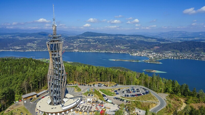 Auch auf dem Pyramidenkogel hoppelt der Osterhase. Der Ostermarkt ist ab heute täglich bis 18 Uhr geöffnet, es gibt Kulinarik, Kunsthandwerk, Schauschmieden und Ponyreiten. (Bild: Mag. Gert Steinthaler, all Rights reserved)