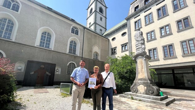 Dompfarrer Peter Allmaier, Stadträtin Sandra Wassermann und Projektleiter Erich Oberdorfer am Urnen-Areal. (Bild: MT)