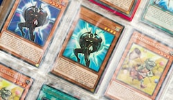 Auf solche Sammelkarten der Spielreihe „Yu-Gi-Oh“ hatte es der Dieb abgesehen (Bild: stock.adobe.com)