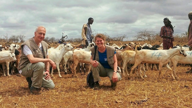 Österreichs Caritas-Präsident Michael Landau mit der Kärntner Auslandshilfe-Projektleiterin Theresa Sacher bei der Ziegenübergabe in Kenia. (Bild: Caritas)