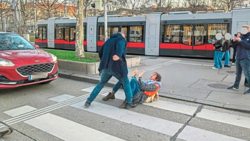 Der Vorfall am Wiener Gürtel mündete in einem Strafantrag. (Bild: Letzte Generation AT, Krone KREATIV)