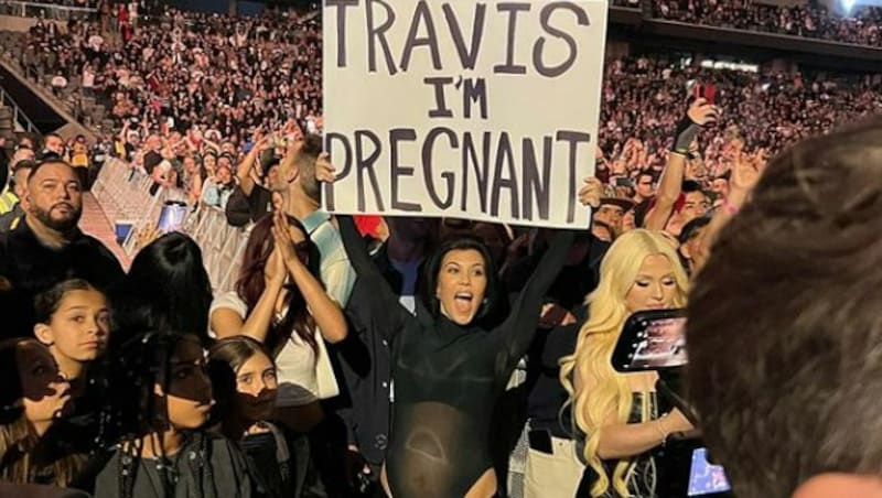 „Travis, ich bin schwanger!“Kourtney Kardashian überrascht Ehemann Travis Barker mit süßen Neuigkeiten. (Bild: www.instagram.com/kourtneykardash/)