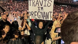 Kourtney Kardashian überrascht Ehemann Travis mit den süßen News. (Bild: www.instagram.com/kourtneykardash/)