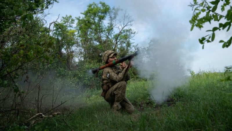 Ein ukrainischer Soldat feuert in Richtung russischer Truppen (Archivbild). (Bild: ASSOCIATED PRESS)