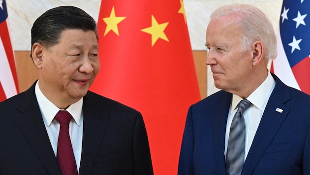 Chinas Xi und Amerikas Biden bei ihrem letzten Treffen im November am G-20-Gipfel auf der indonesischen Insel Bali (Bild: APA/AFP/SAUL LOEB)