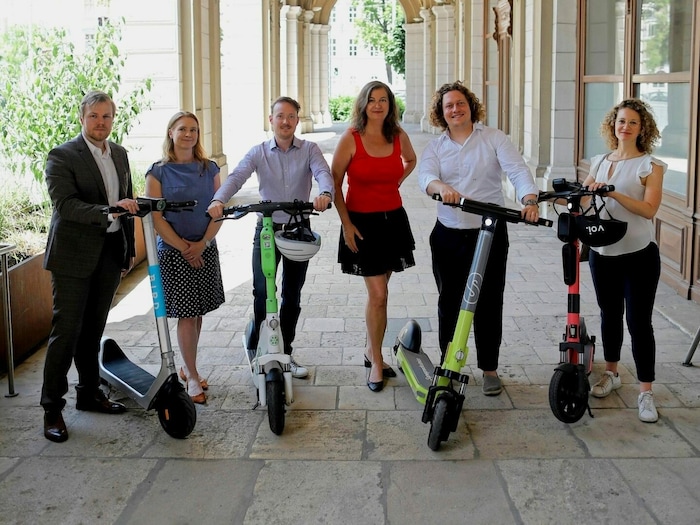 Neos-Mobilitätssprecherin Pipal-Leixner und SPÖ-Mobilitätsstadträtin Sima (2. und 4. von links) mit den Vertretern der Scooter-Firmen: Bird, Lime, Link und Voi.