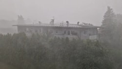 Für kurze Zeit war Innsbruck eingehüllt von einer Unwetterfront. (Bild: Hubert Rauth)