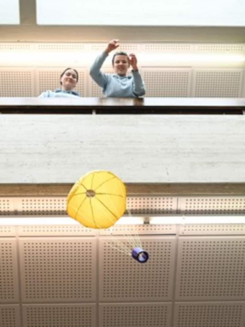 Zwei Mitglieder des Teams WerndlExplorer beim Probeflug mit einem Prototypen direkt im Gebäude des Gymnasium Werndlpark. (Bild: Markus Wenzel)