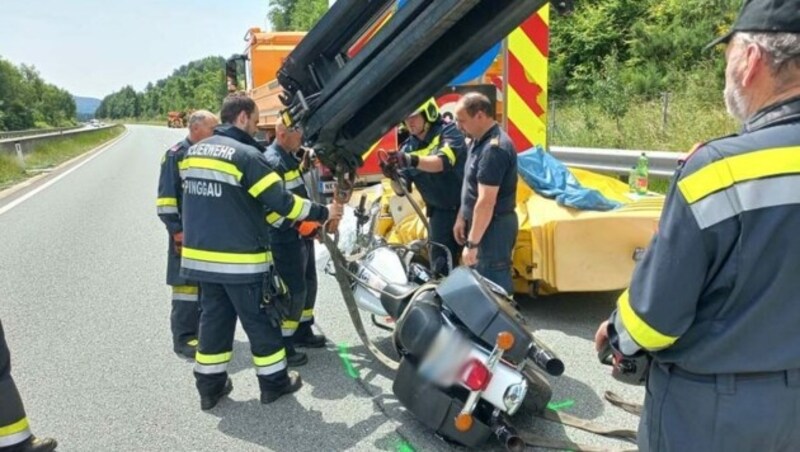 Der Biker dürfte den Asfinag-Lkw offenbar übersehen haben. (Bild: FF Pinggau)