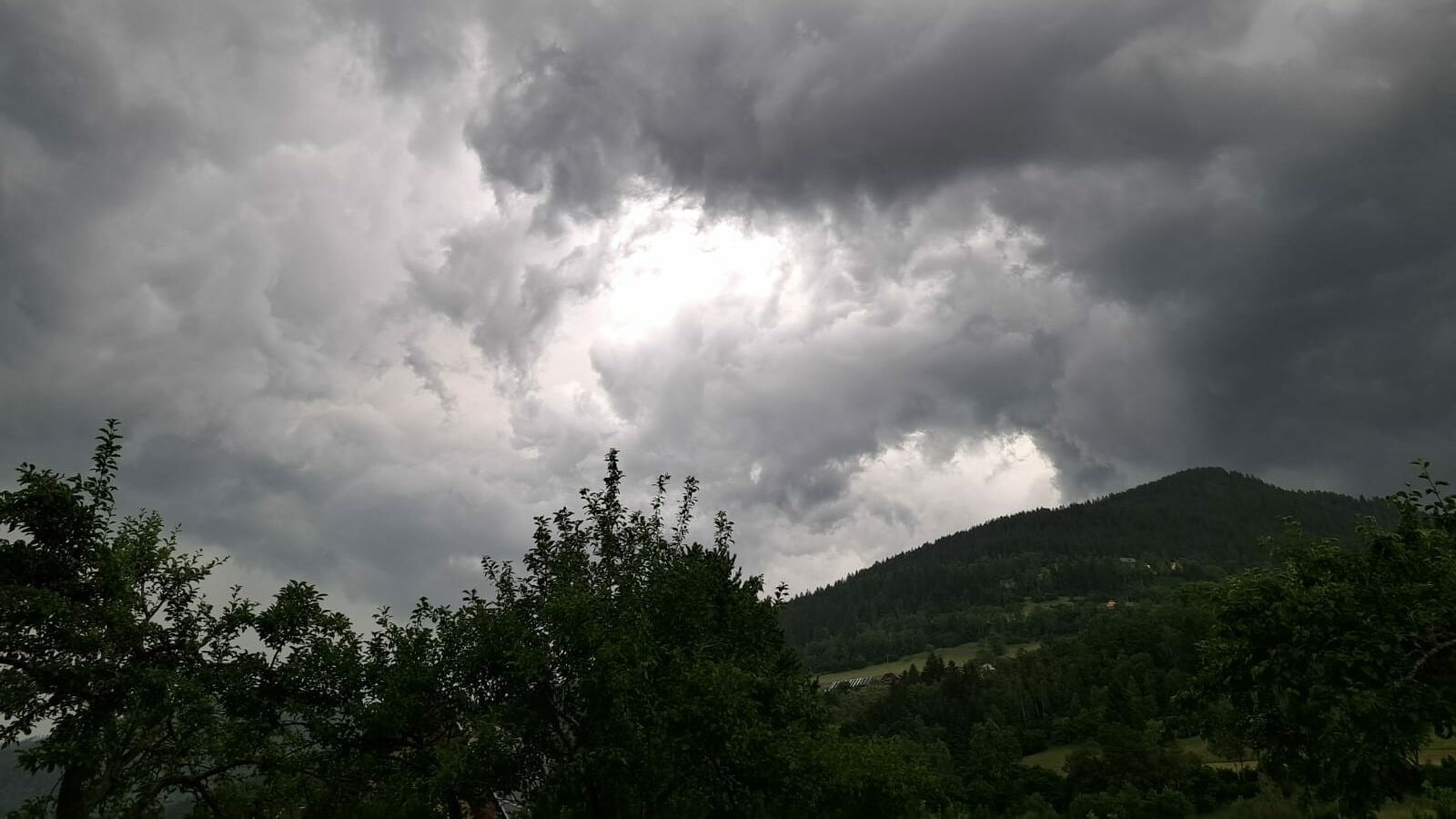 Von Westen Bis Osten - Unwetter Wüteten Mit Regen, Hagel Und Sturmböen ...