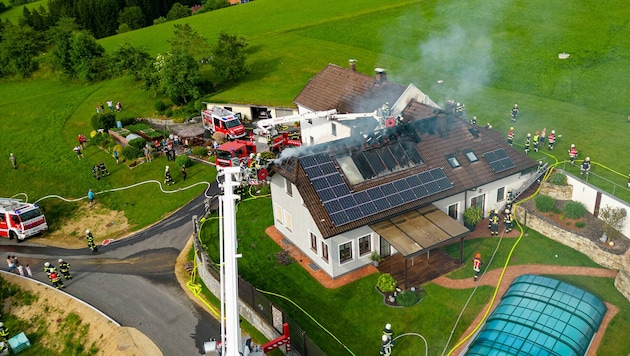 Zehn Feuerwehren wurden zu dem Dachstuhlbrand gerufen. (Bild: TEAM FOTOKERSCHI.AT / BRANDSTÄTTER)