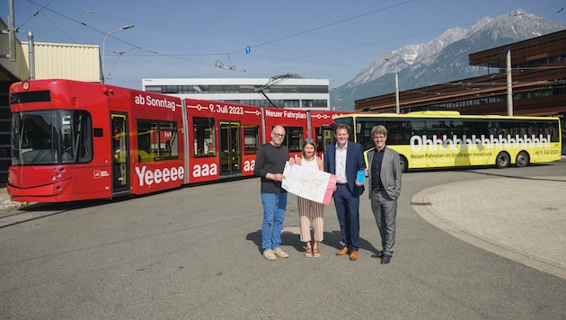 IVB-GF Martin Baltes, Innsbrucks Mobilitäts-StR Uschi Schwarzl, Mobilitäts-LR René Zumtobel und VVT-GF Alexander Jug (v. l.) präsentieren den neuen Fahrplan. (Bild: Franz Oss)