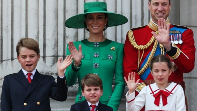 Prinzessin Kate und Prinz Louis mit ihren Kindern bei der Geburtstagsparade für König Charles - zuvor hatte sich ein mysteriöses Mädchen unter die Royals gemischt. (Bild: APA/AFP/Adrian DENNIS)
