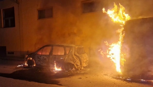 Ein Pkw und ein Lieferwagen brannten am Donnerstag in Gerasdorf lichterloh. (Bild: APA/FF GERASDORF)