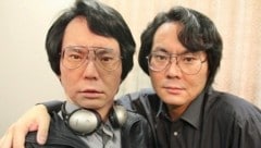 Der doppelte Professor: Hiroshi Ishiguro mit seinem digitalen Zwilling (Bild: picturedesk.com)