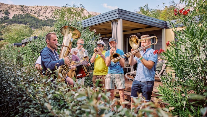 Auch von den Campingplätzen ertönt Musik.
