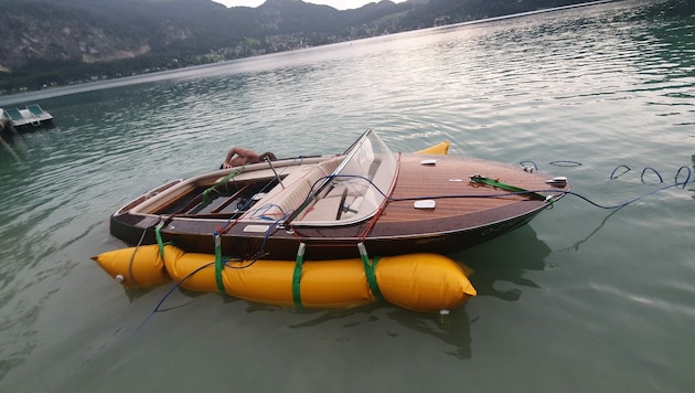 Die Wasserrettung konnte Hebeballone am Boot anbringen und so das Versinken verhindern. (Bild: Wasserrettung LV Salzburg )