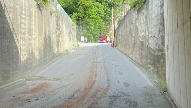 Nach dem Unfall waren die Spuren bei der Tunneleinfahrt zu sehen. (Bild: zoom.tirol)