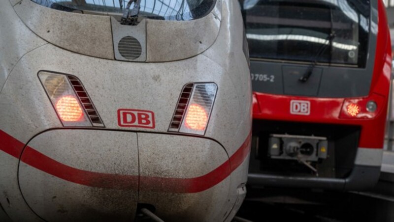 Die Gewerkschaft EVG geht in Urabstimmung über Streiks bei der Deutschen Bahn. (Bild: APA/dpa/Jörg Carstensen)