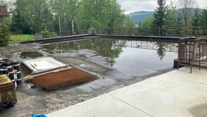 Die Terrasse steht unter Wasser (Bild: zvg)